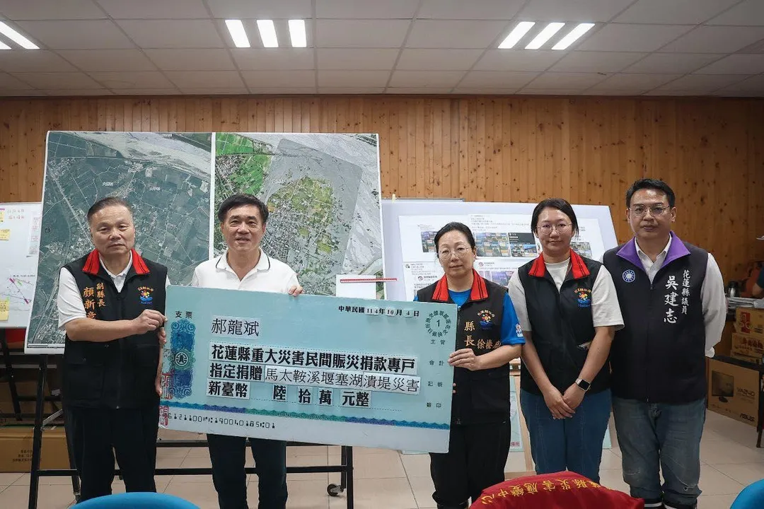 郝龍斌捐60萬元，徐榛蔚代表收受。（圖／翻攝郝龍斌臉書）