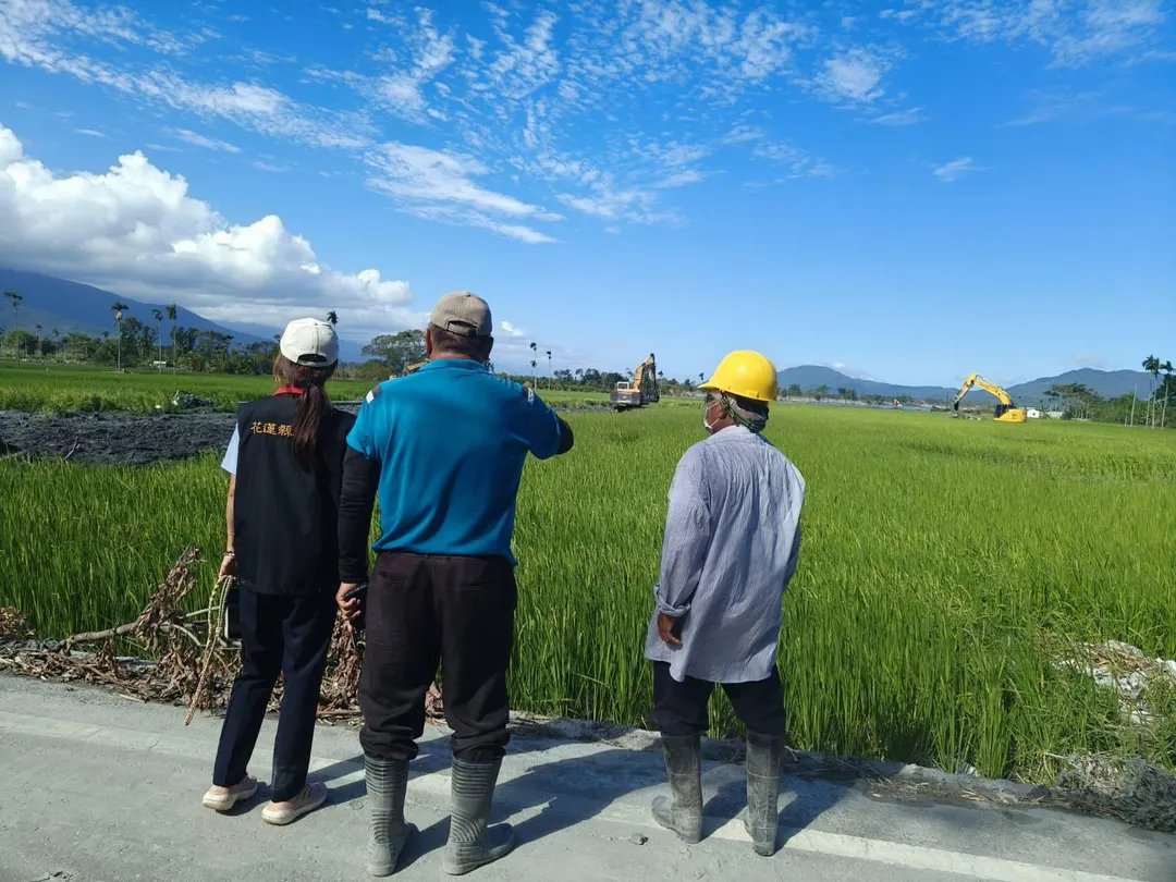 縣府調度大型機械展開清理。（圖／花蓮縣政府提供）