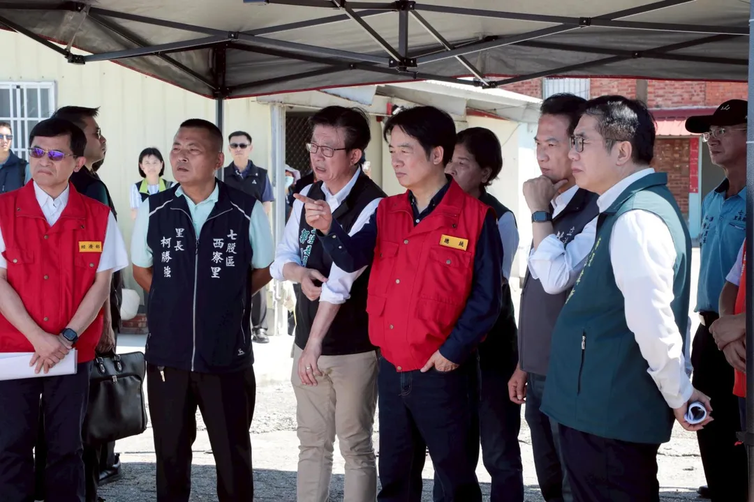 賴清德總統與市長黃偉哲一同前往七股區西寮社區視察護岸復建工程，聽取現場簡報並關心防洪設施改善進度。（圖／台南市政府提供）