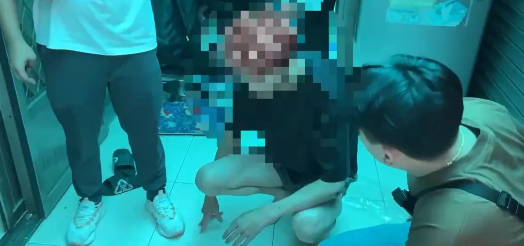 余姓男子（圖中）逼迫中男簽1.5萬元本票，還把人帶到新店山區圍毆。（圖／警方提供）