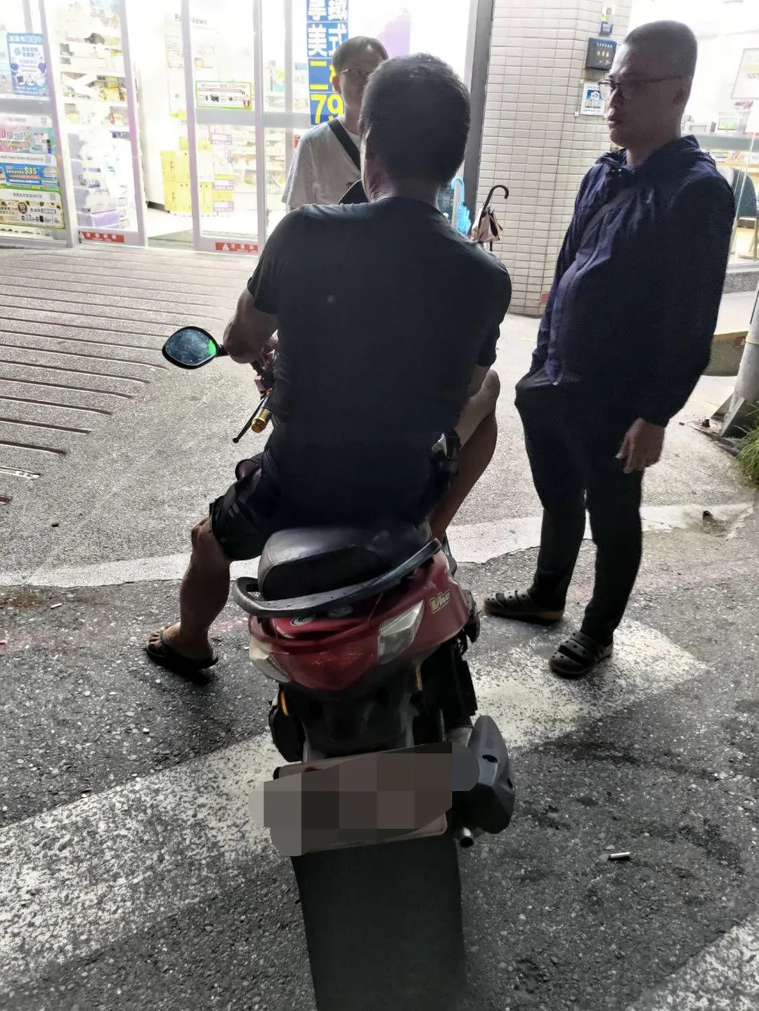 竊賊偷走網紅咖啡廳瓦斯桶，因為身上有「護腰」，因這一特徵，火速落網。（圖／警方提供）