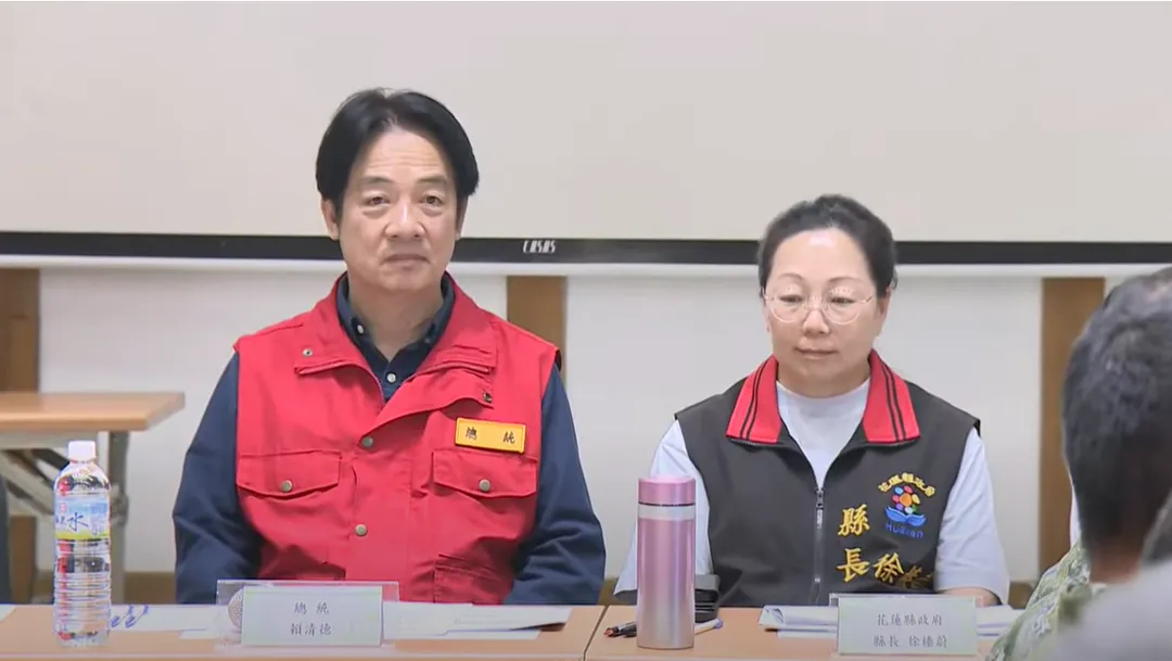 賴清德和徐榛蔚坐一起聆聽報告。（圖/中天新聞）