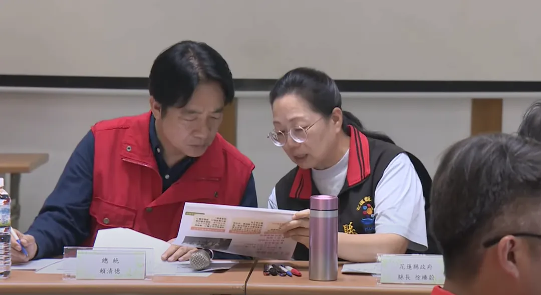 賴清德和徐榛蔚咬耳朵討論災情。（圖/中天新聞）