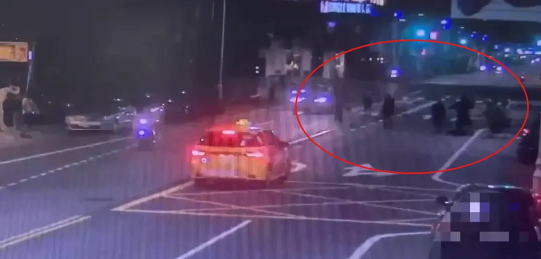 高雄發生一起酒吧慶生聚會，卻因酒後引發衝突，警方出動快打部隊到場。（圖／警方提供）