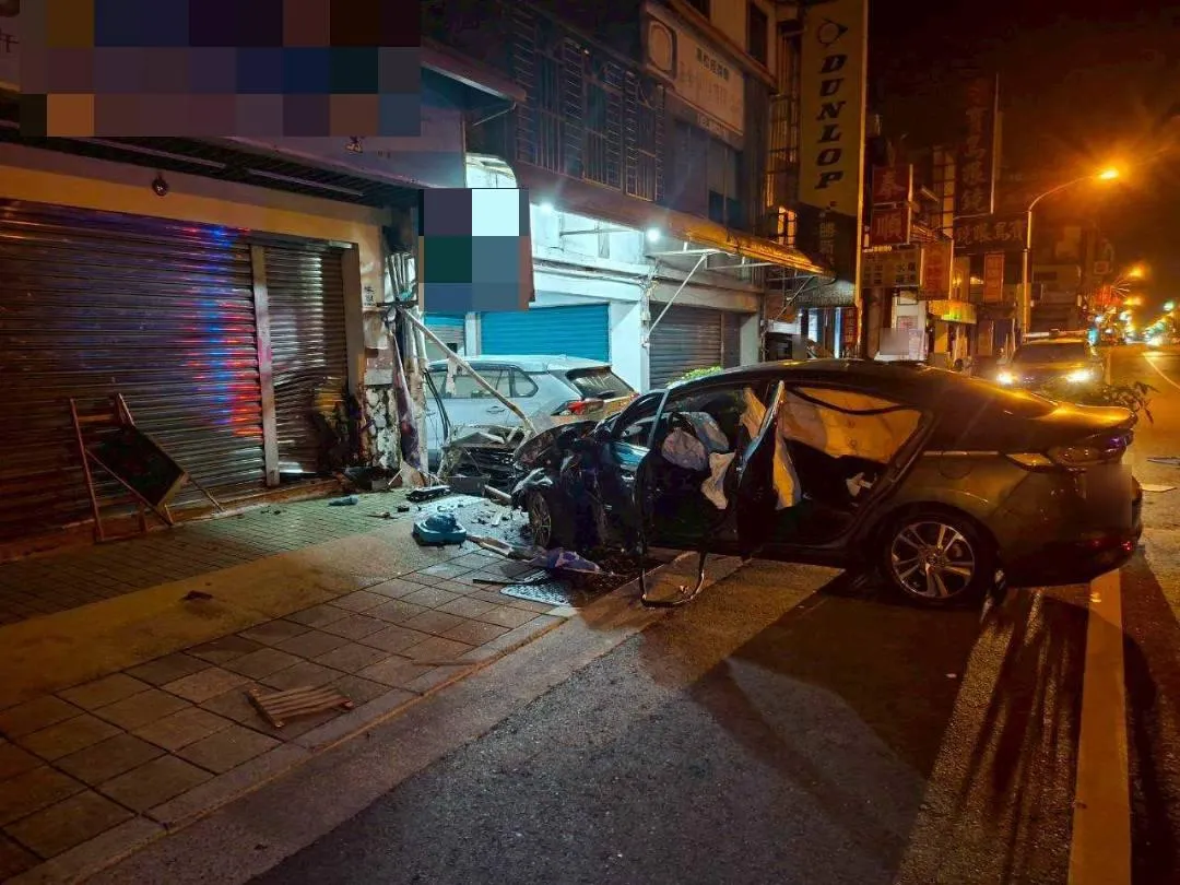 宜蘭縣蘇澳鎮中山路一段今（5）日凌晨發生嚴重車禍，一輛自小客車失控衝撞民宅，造成23歲游姓男駕駛重傷。（圖/警方提供，下同）