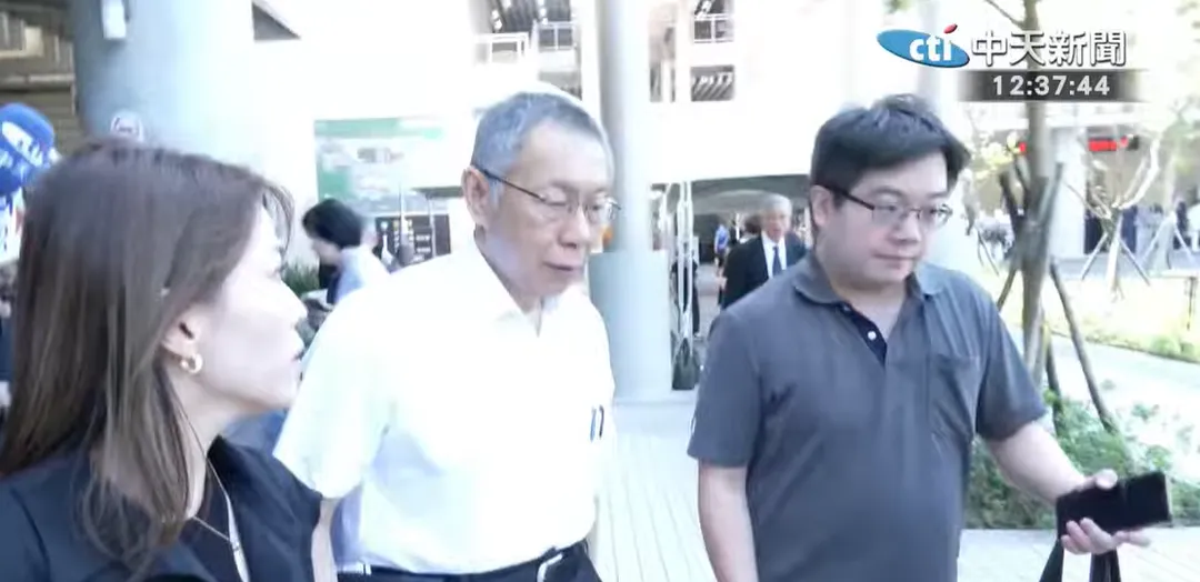 柯文哲離開時被問到因身分無法與彭振聲互動，長嘆一聲。（圖／中天新聞）