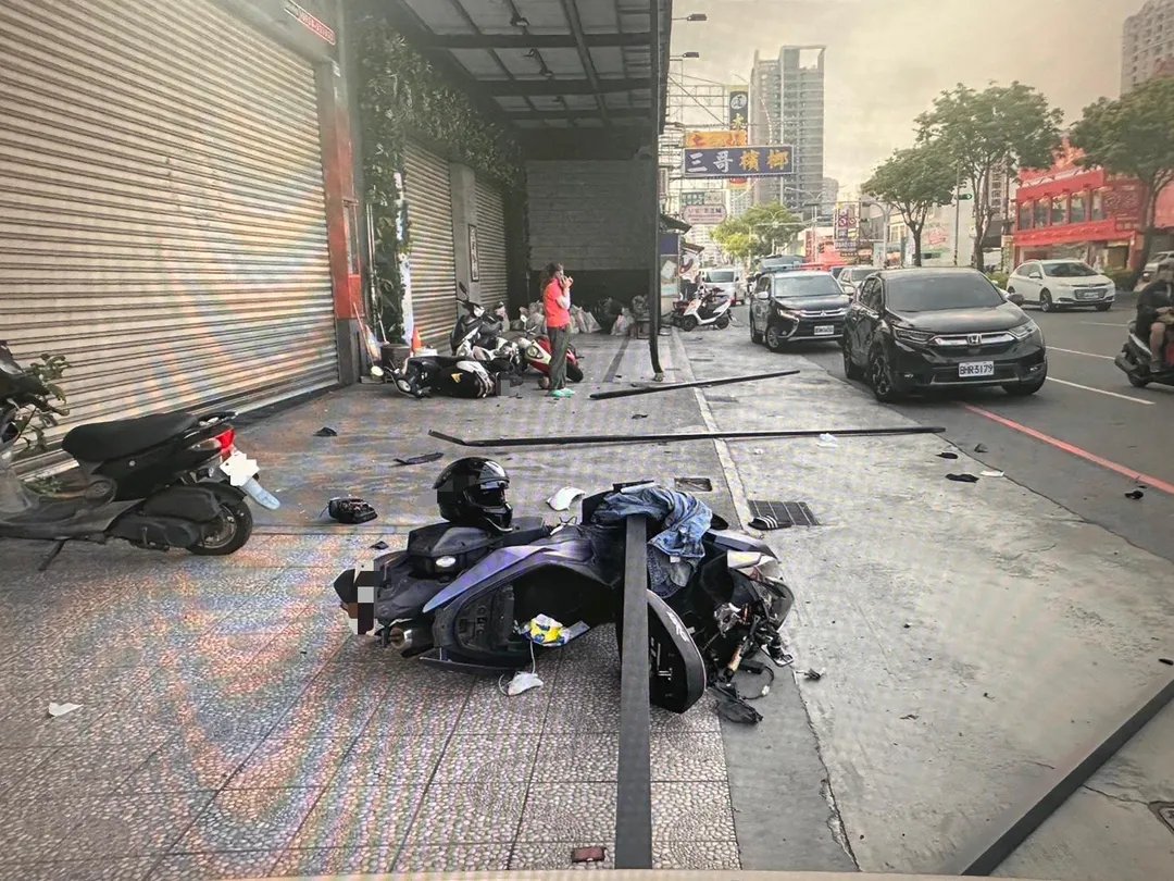 台南60歲女駕駛變換車道不慎,和後方騎士發生擦撞,波及路邊三輛重機。(圖/警方提供)