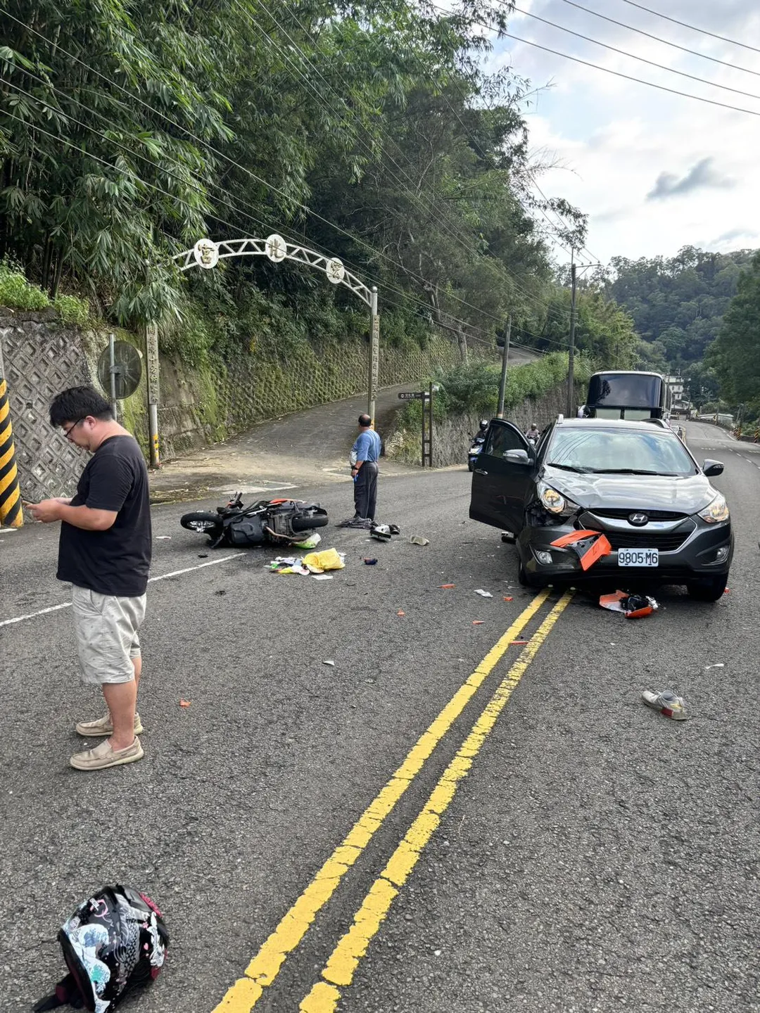 苗栗獅潭鄉5日下午發生休旅車和機車對撞的事故。（圖／苗栗縣消防局提供）