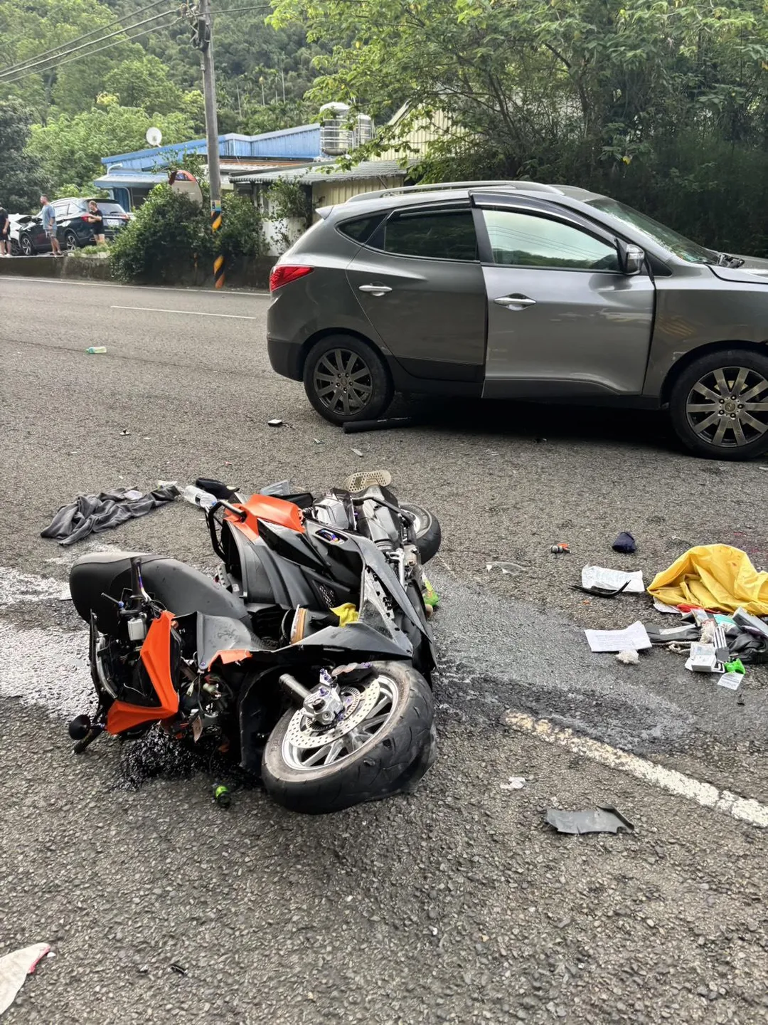 苗栗獅潭鄉5日下午發生休旅車和機車對撞的事故，疑似因為騎士違規跨越雙黃線肇事。（圖／苗栗縣消防局提供）