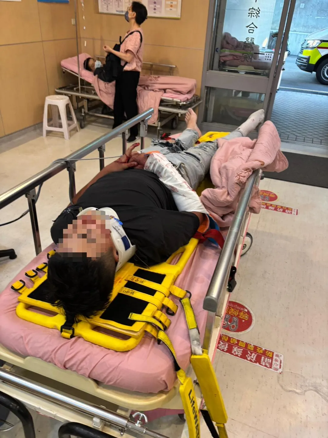 涂姓機車騎士滿身是血送醫治療。（圖／苗栗縣消防局提供）