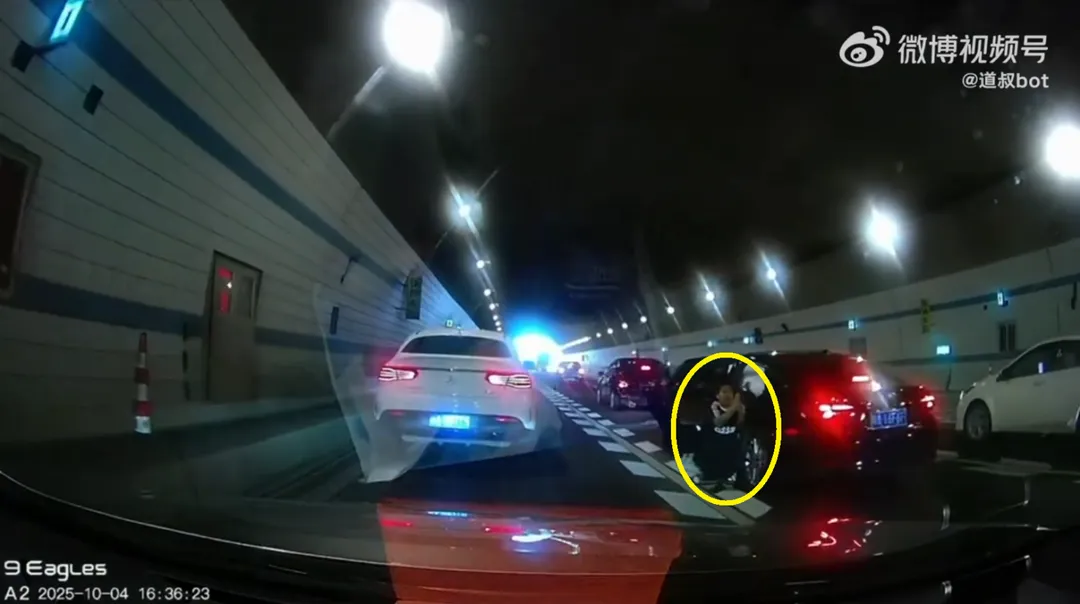 男孩雙膝跪地向路過車輛求救。（圖／翻攝微博）