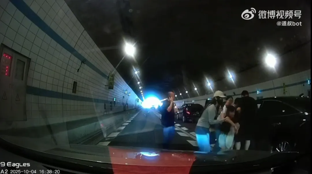有熱心人士出手相救。（圖／翻攝微博）