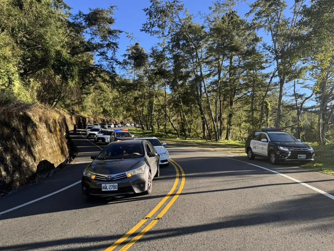 在警方、拖吊車及相關單位協助下，已恢復正常通行。（圖／翻攝自中橫路況交通資訊站臉書粉絲專頁）