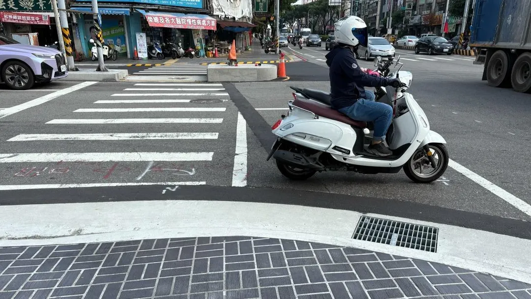不少人依規定待轉，但格子太小不夠轉，結果觸法。（圖／民進黨台中市議員蕭隆澤提供）