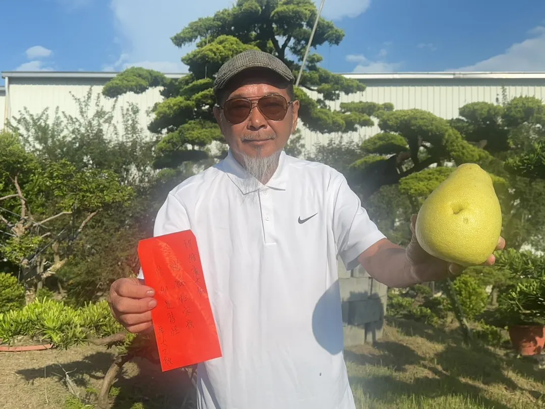 民眾可在中秋節將心願寫到1張紅紙上，再把紅紙塞進柚子、放到有土的地方，祈禱神明幫助完成願望。（圖／廖大乙提供）
