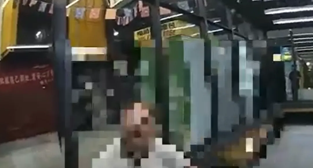 酒醉男子在台南轉運站誤認背包，當場拿走，還和一對情侶發生爭執，警方到場處理。（圖／警方提供）