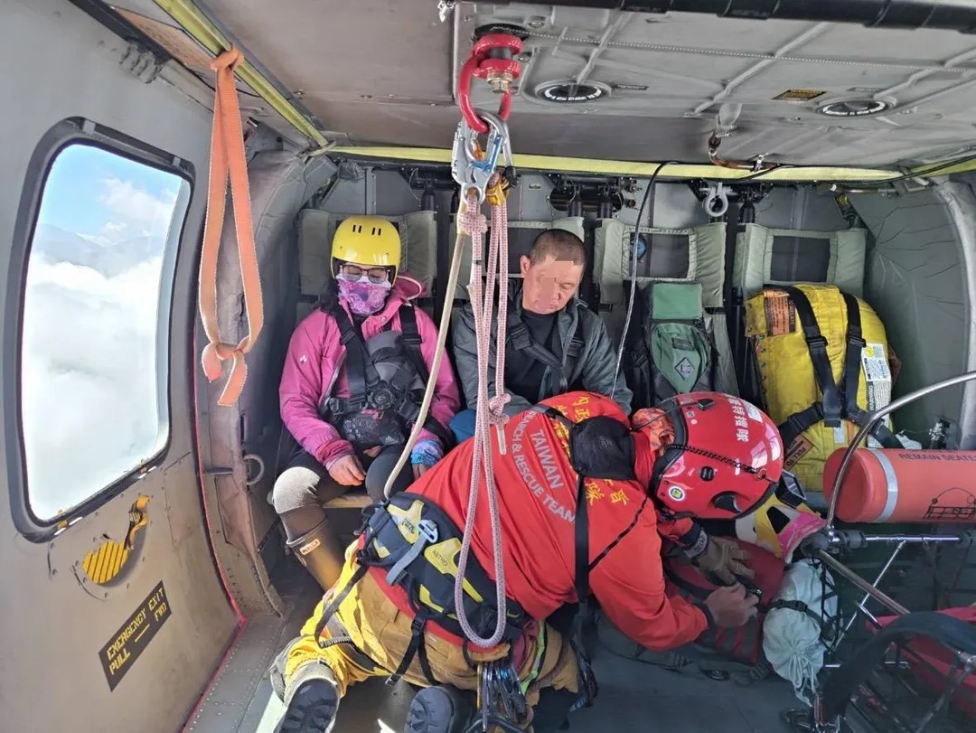 特搜隊員檢查兩名登山客狀況。（圖／空勤總隊）