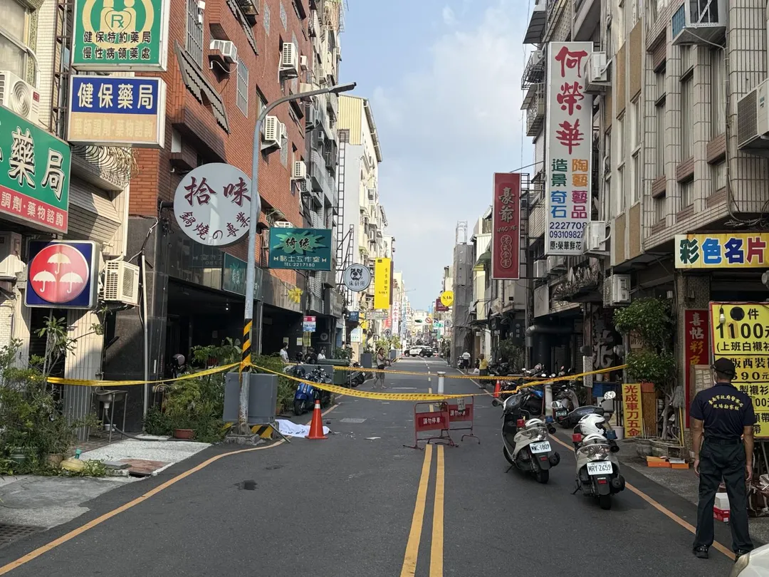 台南今（６）日發生6旬男高處墜樓事件，警方在現場拉封鎖線。（圖／中天新聞）