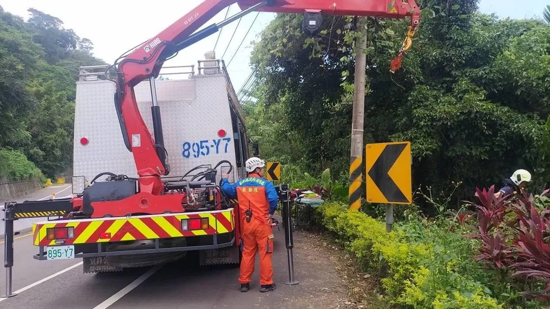 台三線今日發生騎士摔落邊坡車禍，出動吊臂車救援。（圖／警方提供）
