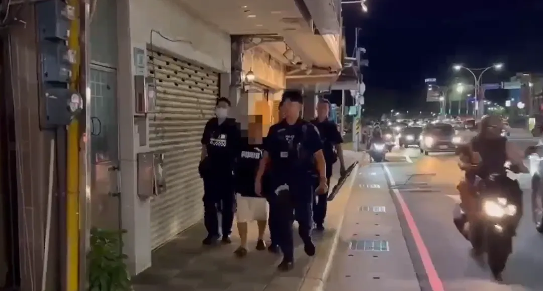 淡水分局警方處理一起家暴案件，62歲高姓男子在中秋連假期間，持刀恐嚇要砍全家。（圖／警方提供）