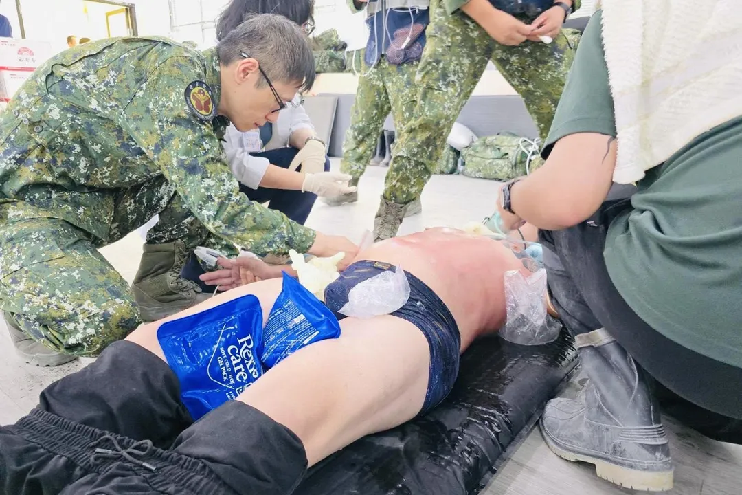 國軍花蓮總醫院在花蓮光復鄉糖廠設立的醫療站，近日成功救治一名因熱衰竭倒地的中年男性。該名男子在災區進行鏟土作業時突然倒地命危。（圖／民眾提供）