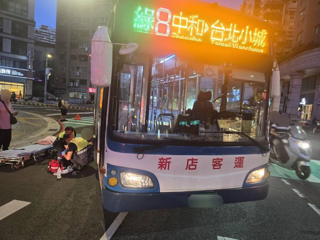 新北中和傍晚發生車禍，綠8公車右轉時未禮讓行人，撞上85歲邱姓老婦，導致雙腿骨折，無生命危險。（圖／翻攝畫面）