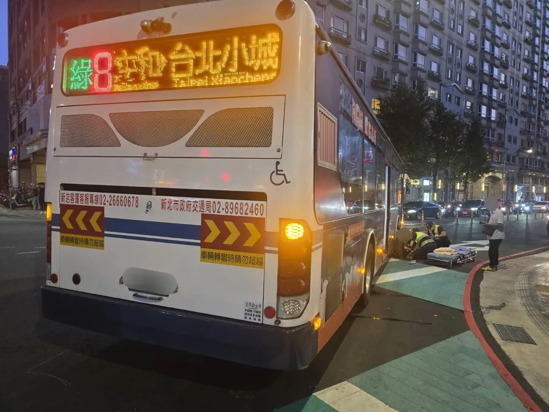 新北中和傍晚發生車禍，綠8公車右轉時未禮讓行人，撞上85歲邱姓老婦，導致雙腿骨折，無生命危險。（圖／翻攝畫面）
