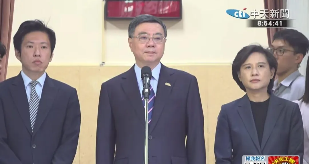行政院長卓榮泰（中）、副院長鄭麗君（右）、秘書長張惇涵（左）。（中天新聞）