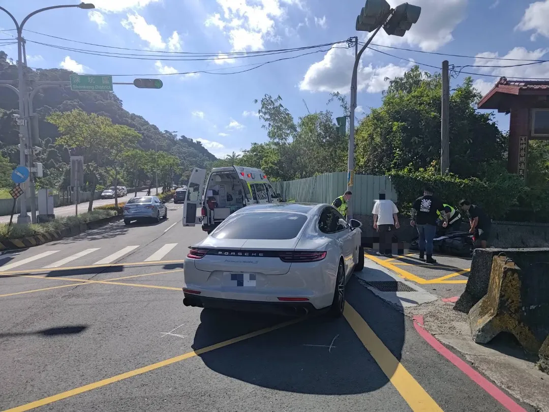 新北市石碇區文山路一段與楓林路口在中秋節時發生死亡車禍。（圖／中天新聞）
