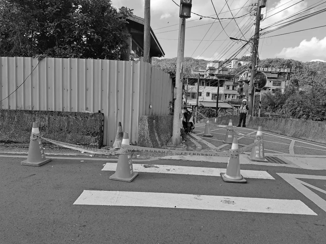 車禍現場留有一灘血跡。（圖／中天新聞）