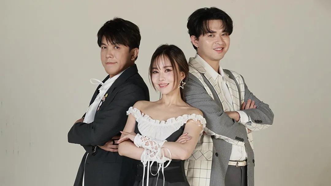 許志豪（左起）、杜忻恬、李子森一同主持《唱歌給你聽》。（圖／中天綜合台提供）