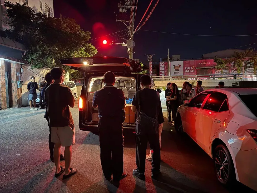 48歲挖土機行老闆林鴻森在救災過程中腳部受傷,起初僅是小傷口,卻因細菌感染引發敗血症,於中秋夜不幸病逝。(圖/禮儀業者臉書)