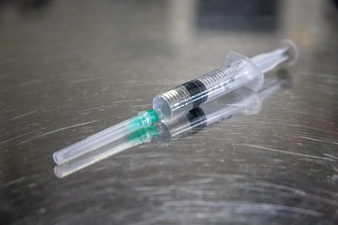 新北市有家長不滿，學校在打疫苗1個月前就要求家長簽署同意書，卻直到接種前一天才公布要打的廠牌。（示意圖／Pixabay）