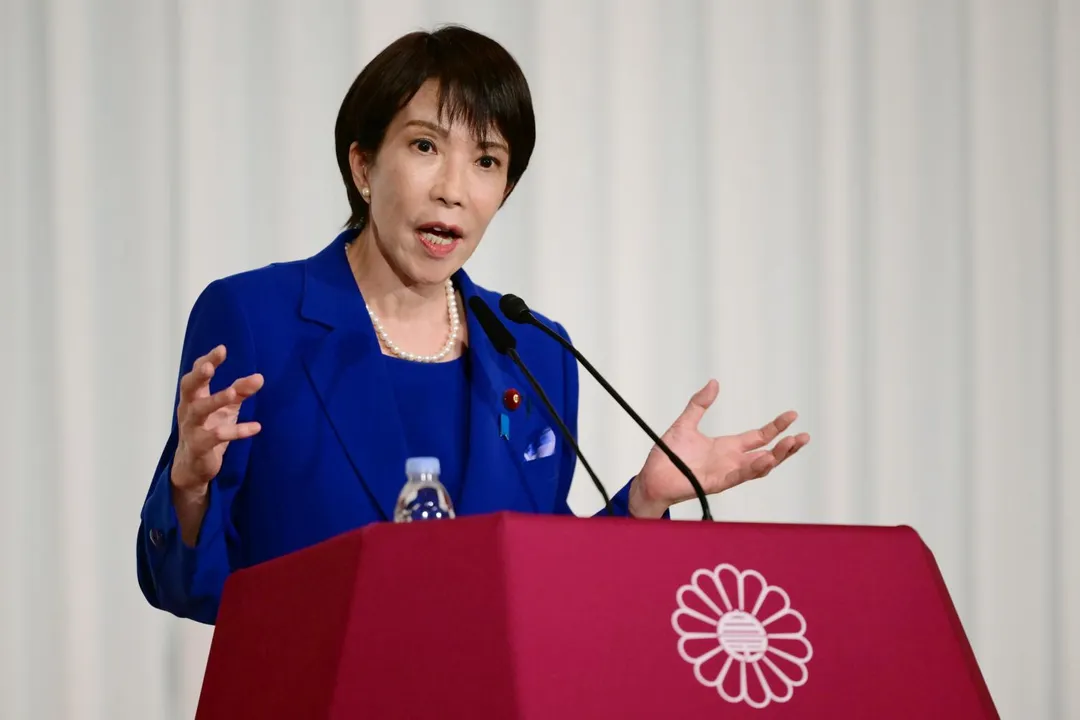 高市早苗當選自民黨新任黨魁後，立即面臨執政聯盟夥伴公明黨的強烈質疑。（圖／美聯社）