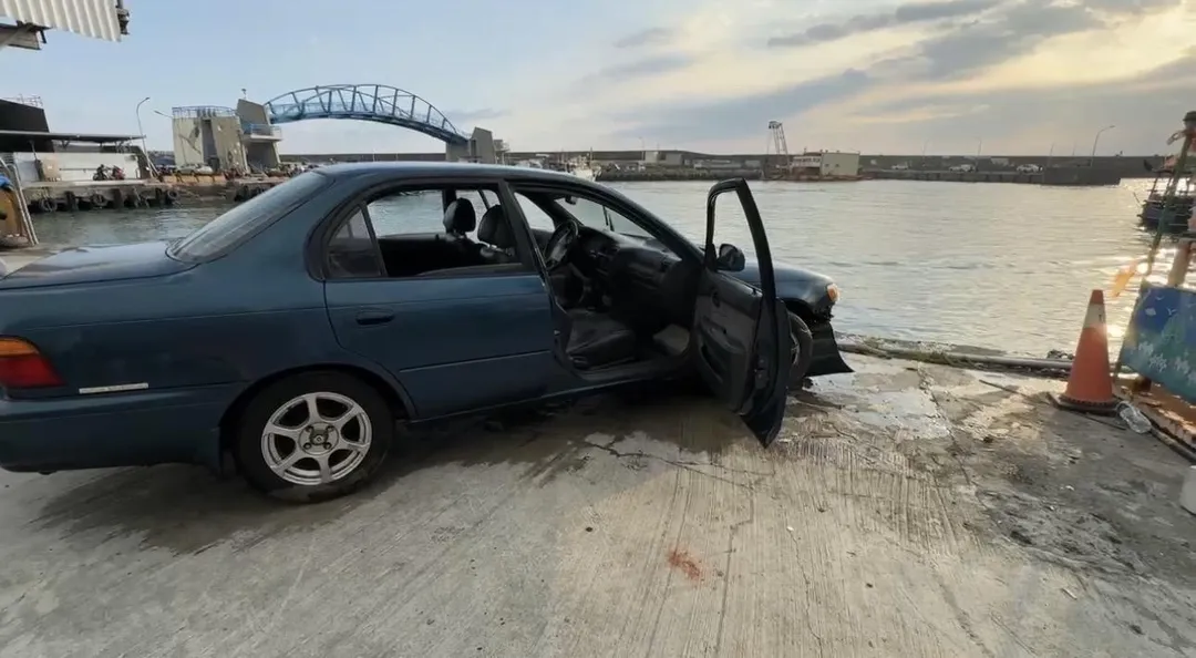 落海車輛已吊起至岸邊。(圖/翻攝畫面)