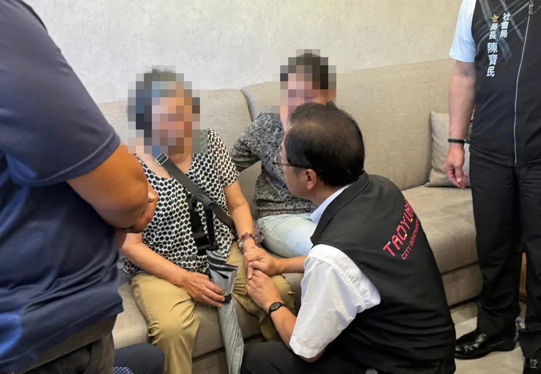 張善政慰問因救災而感染離世的林老闆的家屬。(圖/張善政臉書)