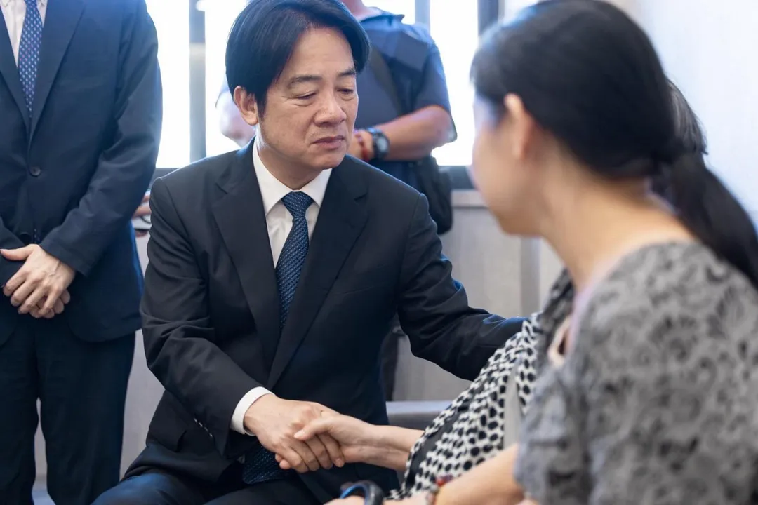 總統賴清德7日下午前往「挖土機超人」林鴻森的靈堂弔唁並慰問家屬。（圖／賴清德臉書）