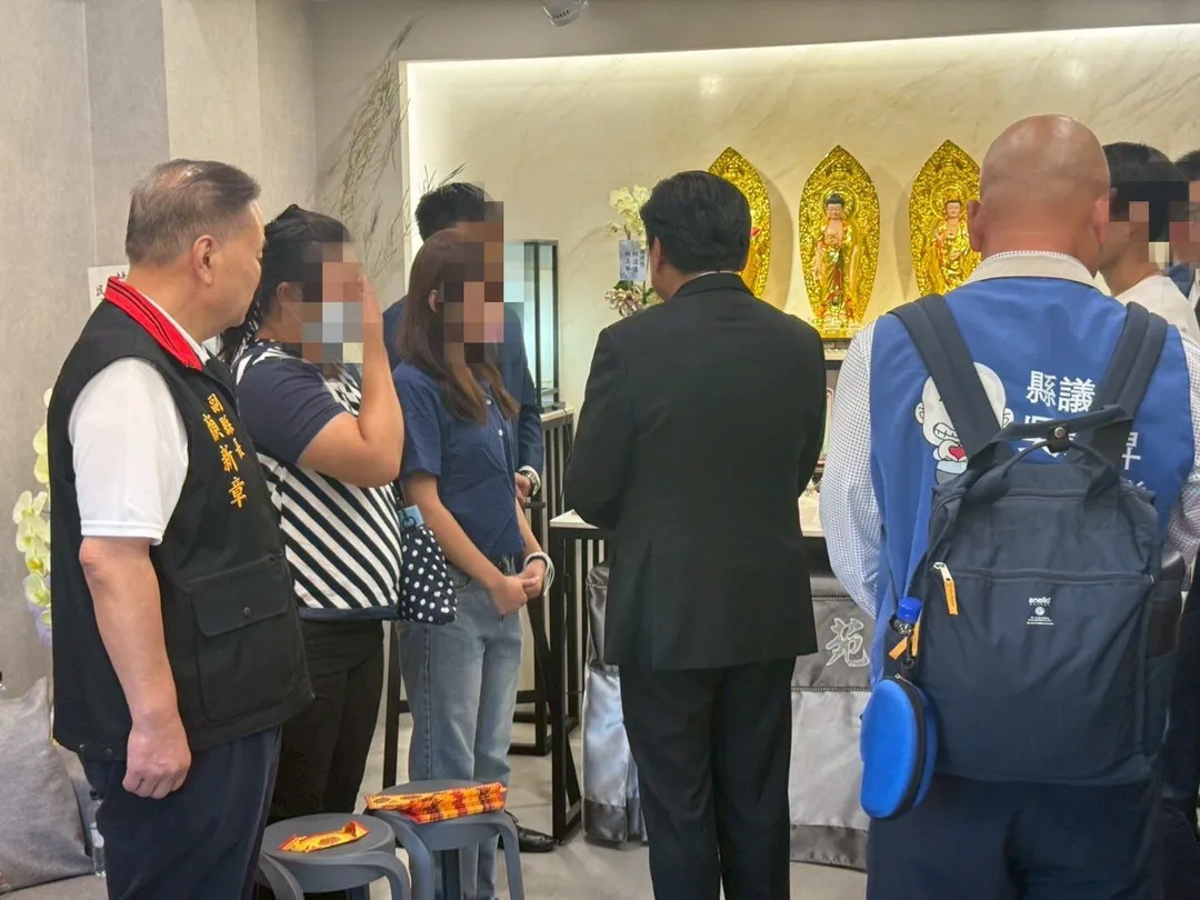 國民黨立院黨團總召傅崐萁7日下午前往林老闆靈堂弔唁並慰問家屬。（圖／傅崐萁臉書）
