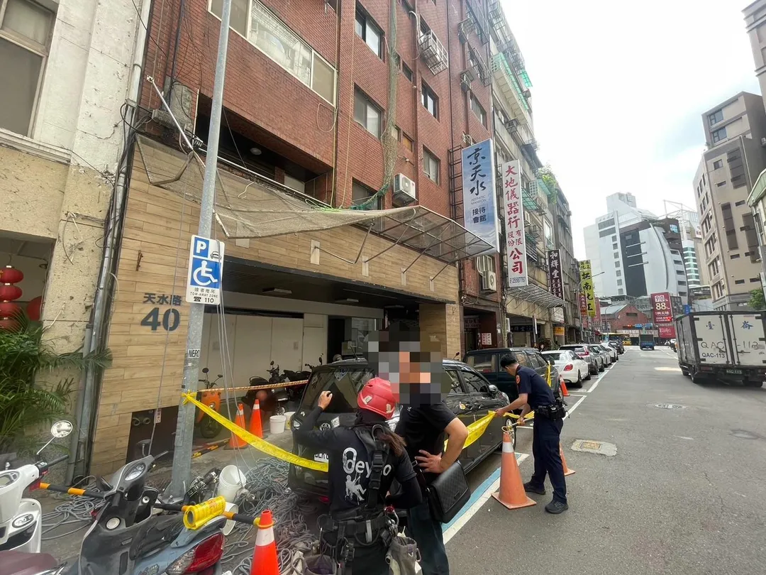 2人墜樓工安意外發生後，警方現場拉起封鎖線。（圖／警方提供）