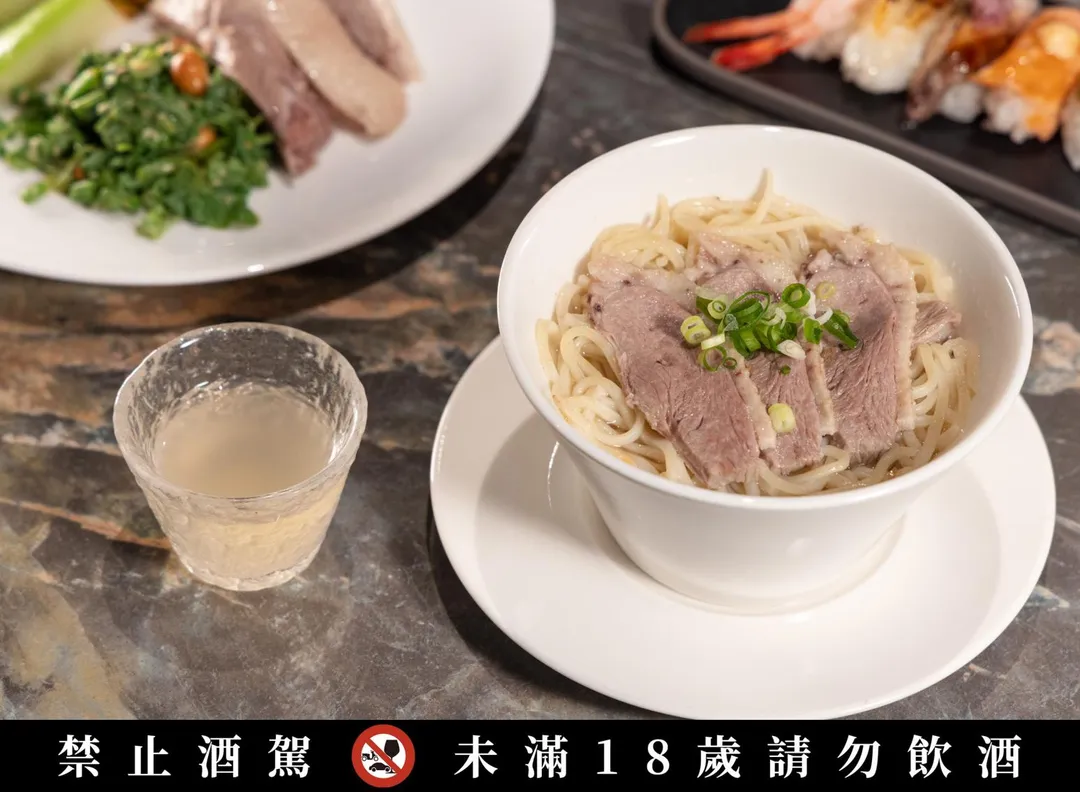 「Ocean Bar」的〈望山穗精釀小米酒〉最適合搭配台味熱食，招牌鵝肉湯麵現點現做，湯頭鹹香與小米酒微醺香氣的相互交融，每一口都是意想不到的味覺驚喜。（圖／饗賓集團提供）