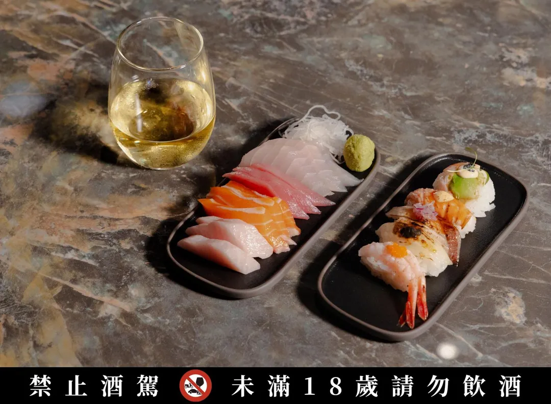 「Ocean Bar」的〈班洛克白蘇維翁白葡萄酒〉，搭配鮭魚、鮪魚等油脂豐富海鮮，高酸度的酒體與鮮味融合，交織出絕妙的平衡韻味。（圖／饗賓集團提供）