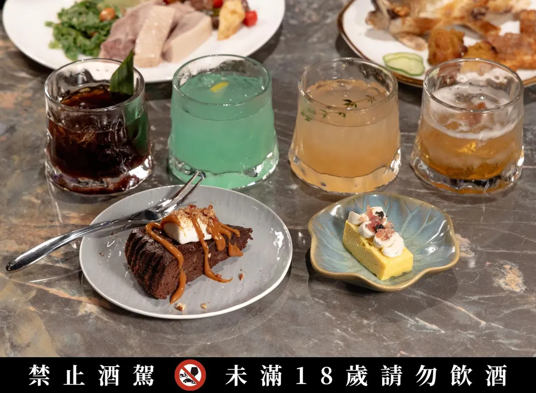 〈DRAGON'S KISS〉（右）與各式甜點更是完美搭配，無酒精也能放鬆享受；〈午夜曼哈頓〉（左）可作為餐後酒，搭配〈炙燒雲朵布朗尼〉，香甜與木質香氣隨之而來；〈巧可西多〉（左二）與〈魚子松露玉子燒〉，釋放出甘甜與爽口滋味，皆為經典的隱藏吃法。（圖／饗賓集團提供）