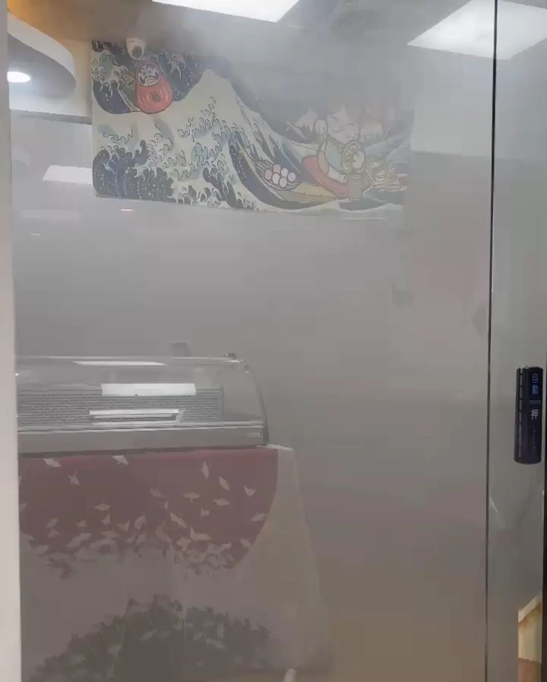 壽司店起火不斷冒出濃煙。（圖／翻攝畫面）