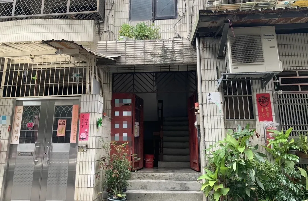新北市一名男子疑因失足滾落樓梯命危。(圖/翻攝畫面)