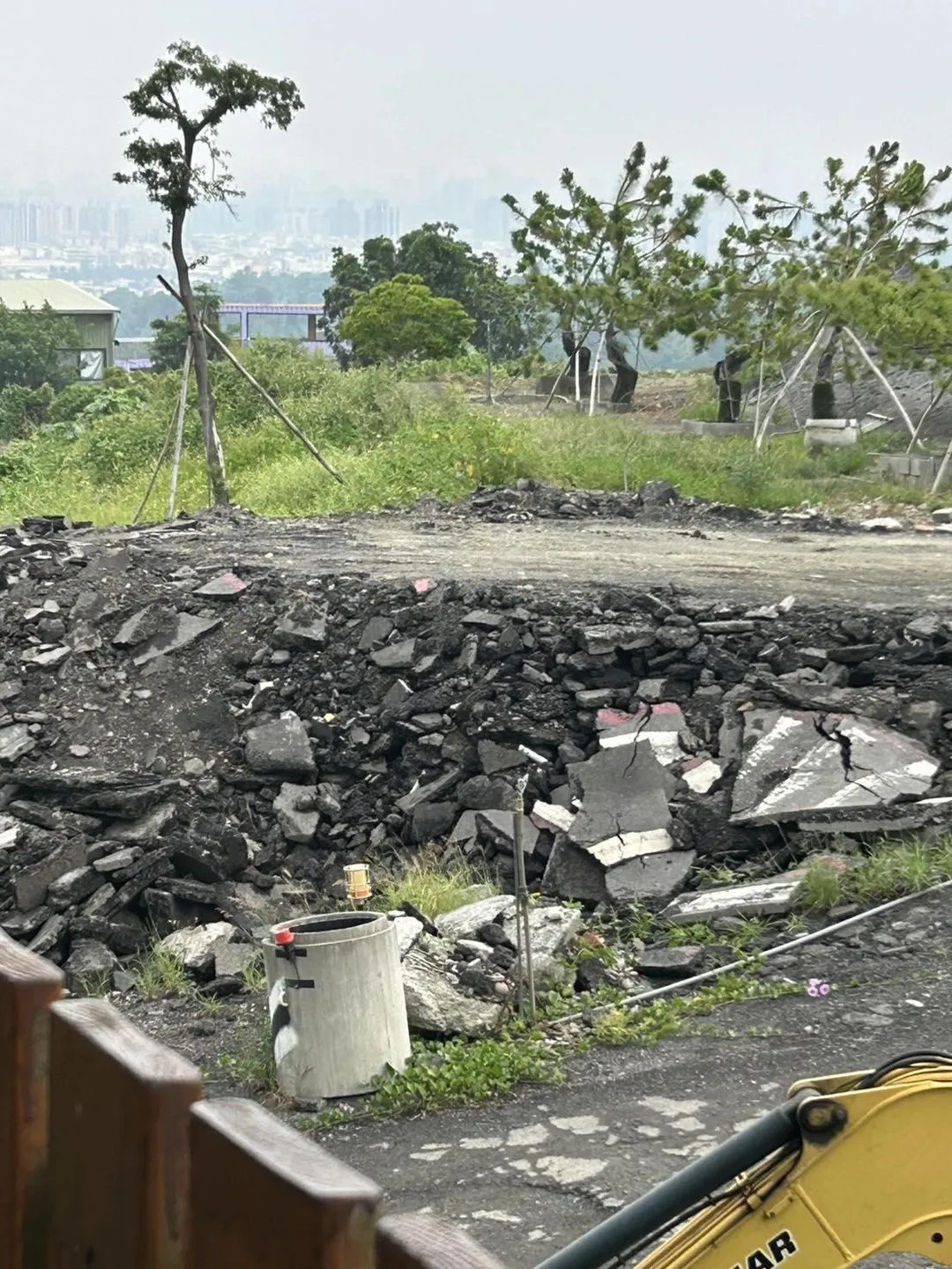 許采蓁上週實地勘察時，現場又新增廢瀝青塊。（圖／許采蓁臉書）