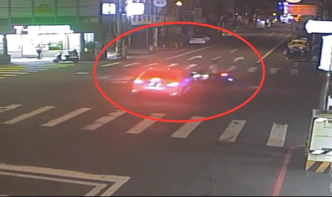 男大生機車遭撞飛後瞬間爆炸。（圖／翻攝畫面）