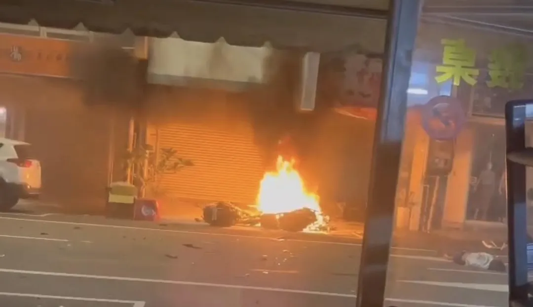 機車飛到騎樓爆炸起火。（圖／翻攝畫面）