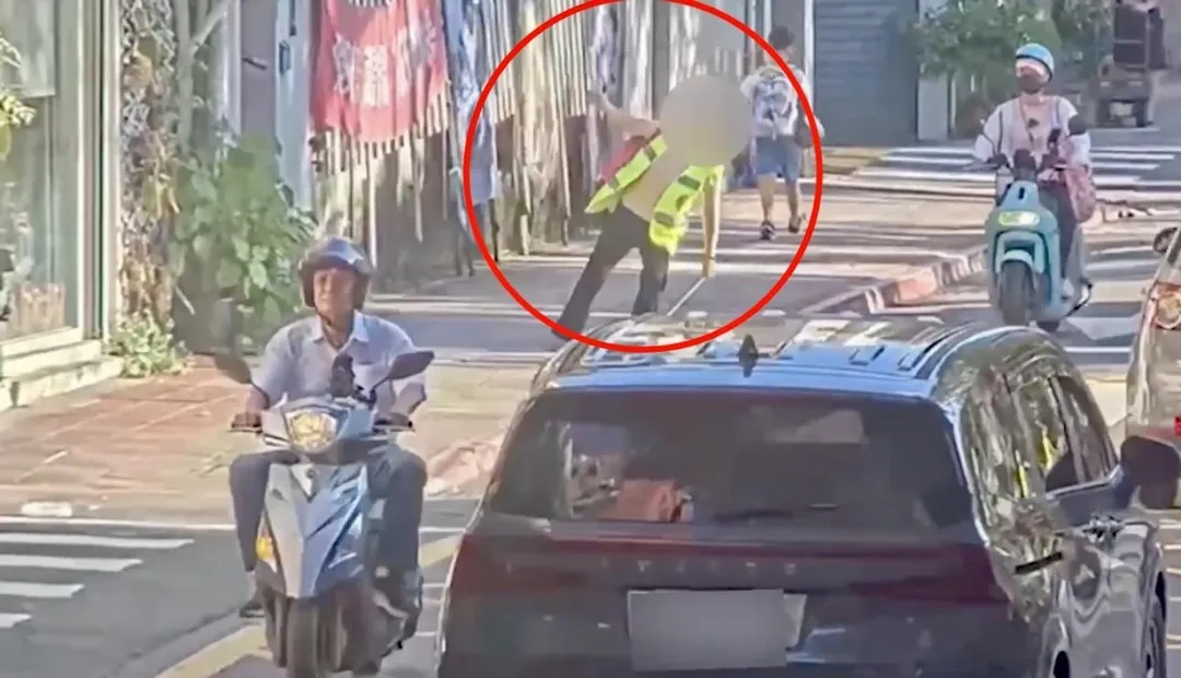 導護媽媽頭暈不適昏倒撞上機車。(圖/翻攝畫面)