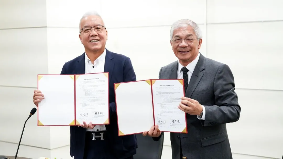 世新大學校長陳清河（右）、顧德控股集團總裁顧奎民（左）代表簽署產學合作備忘錄。（圖／世新大學提供）