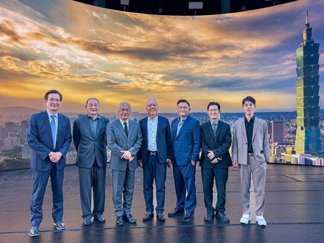 顧德控股集團貴賓參訪世新大學智能攝製基地等專業教學設施。（圖／世新大學提供）